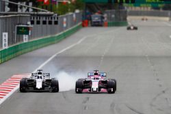 Lance Stroll, Williams FW41 Mercedes, parle à Sergio Perez, Force India VJM11 Mercedes