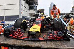 The crashed car of Max Verstappen, Red Bull Racing RB14 is recovered to the pits