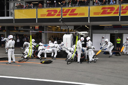 Lance Stroll, Williams FW41 pit stop