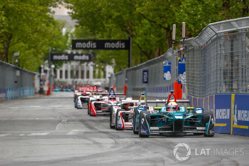 Oliver Turvey, NIO Formula E Team, leadsJose Maria Lopez, Dragon Racing, Felix Rosenqvist, Mahindra Racing
