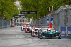 Oliver Turvey, NIO Formula E Team, devance Jose Maria Lopez, Dragon Racing, Felix Rosenqvist, Mahindra Racing