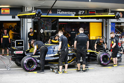 Carlos Sainz Jr., Renault Sport F1 Team R.S. 18, in the pit lane