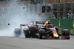 Max Verstappen, Red Bull Racing RB14 and Daniel Ricciardo, Red Bull Racing RB14 crash
