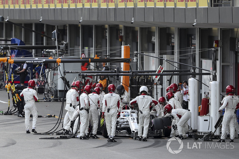 Marcus Ericsson, Sauber C37, pit stop