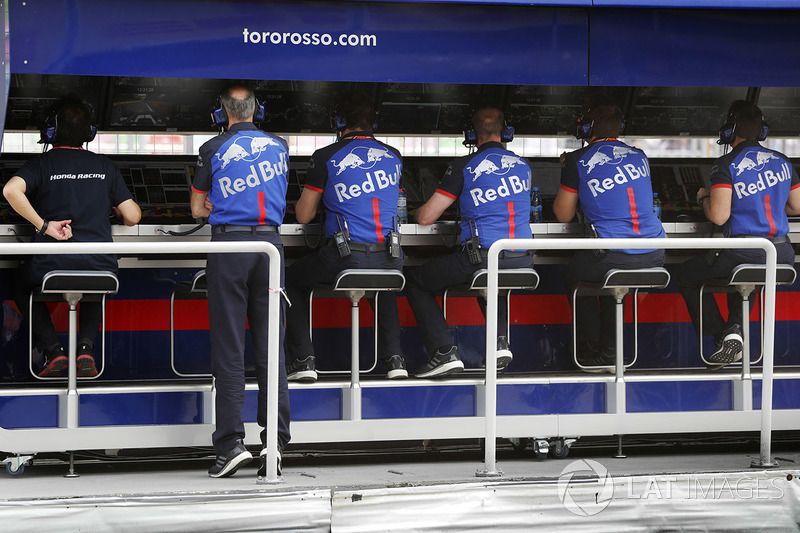 Toro Rosso and Honda ingenieros en la pared de pits