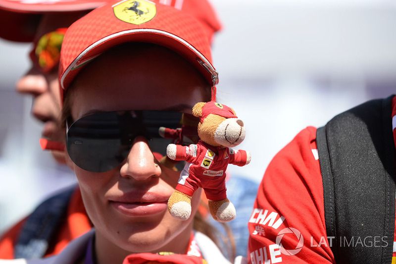 Un fan de Ferrari et une peluche aux couleurs de l'équipe