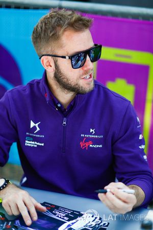 Sam Bird, DS Virgin Racing, à la séance d'autographes