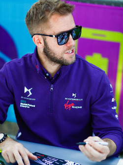 Sam Bird, DS Virgin Racing, à la séance d'autographes