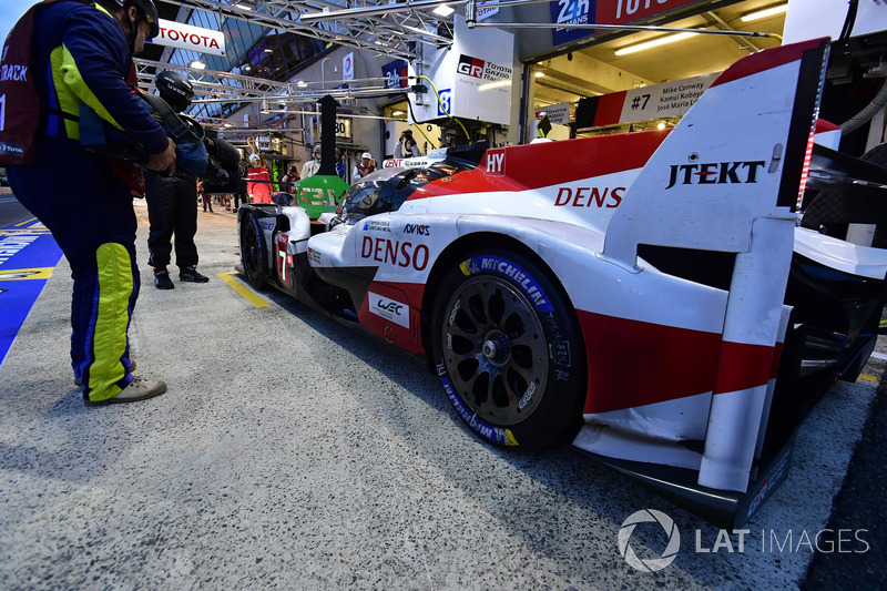#7 Toyota Gazoo Racing Toyota TS050: Mike Conway, Kamui Kobayashi, Jose Maria Lopez, pit stop