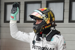 Polesitter Nico Rosberg, Mercedes AMG F1 W05 viert in parc ferme