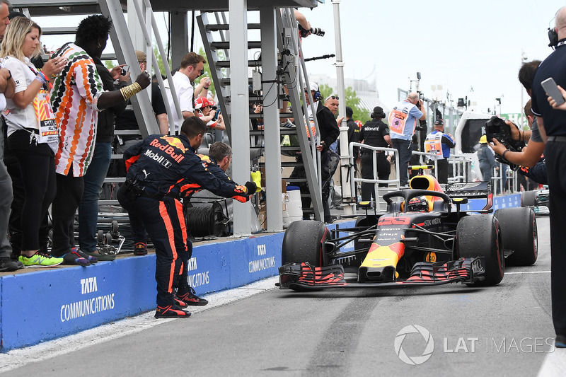 Max Verstappen, Red Bull Racing RB14 arrive dans le Parc Fermé