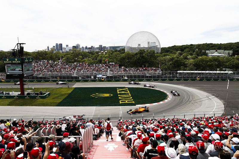 Fernando Alonso, McLaren MCL33, y Kevin Magnussen, Haas F1 Team VF-18