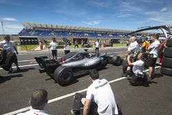 Lewis Hamilton, Mercedes AMG F1 W09 dans la voie des stands