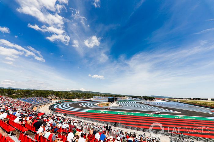 Daniel Ricciardo, Red Bull Racing RB14, y Sergio Perez, Force India VJM11