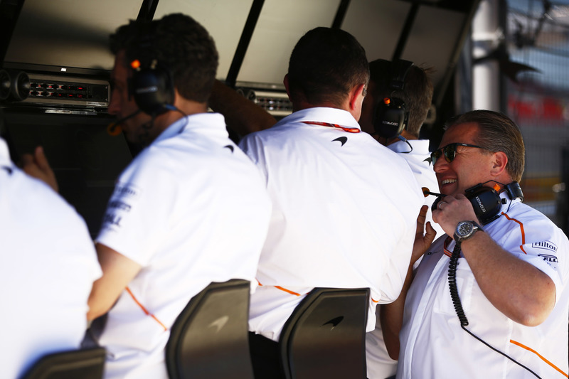 Eric Boullier, directeur de la compétition de McLaren, parle avec Zak Brown, directeur exécutif du McLaren Technology Group, sur le muret des stands McLaren