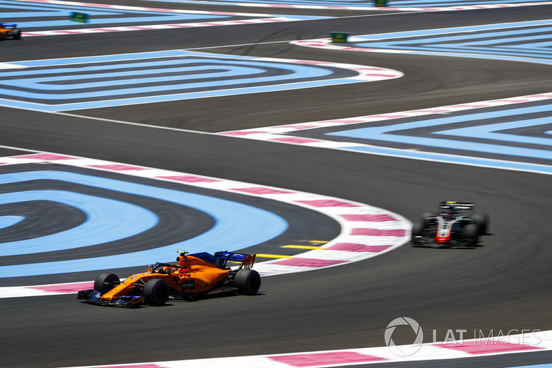 Stoffel Vandoorne, McLaren MCL33, Kevin Magnussen, Haas F1 Team VF-18