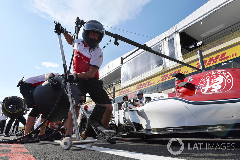 Latihan pit stop Sauber