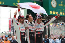 Vainqueurs, l'équipage de la #8 Toyota Gazoo Racing Toyota TS050: Sébastien Buemi, Kazuki Nakajima, Fernando Alonso