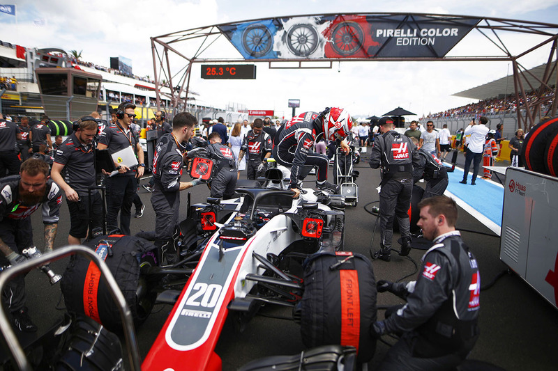 Kevin Magnussen, Haas F1 Team VF-18, climbs from his car on the grid