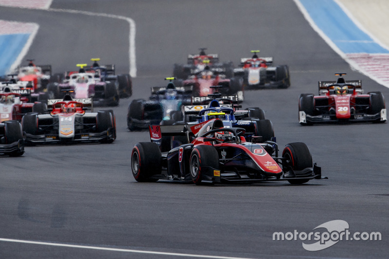 George Russell, ART Grand Prix, leads Sergio Sette Camara, Carlin and the rest of the field at the start of the race