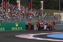 Les commissaires dégagent la voiture d'Esteban Ocon, Force India VJM11