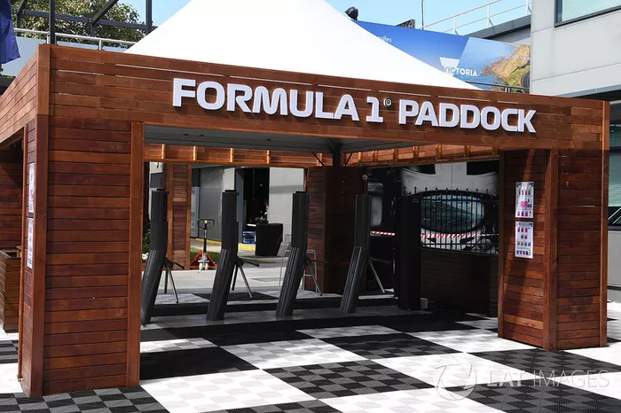 Entrada al paddock