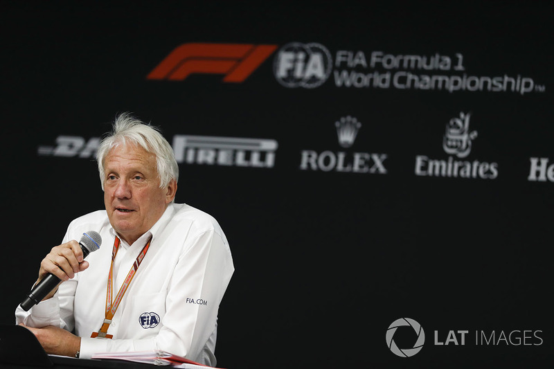 Charlie Whiting: “Os comissários tinham quatro opções abertas para eles. Uma penalidade de cinco segundos, dez segundos, um drive-through ou um stop and go. Eles escolheram uma penalidade de cinco segundos, que é consistente com outros incidentes desse tipo”.