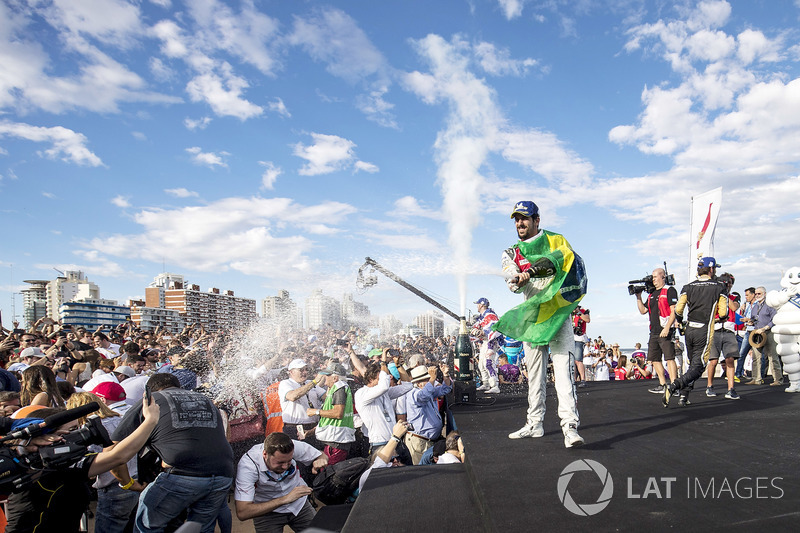 Sam Bird, DS Virgin Racing, spruzza lo champagne sul podio
