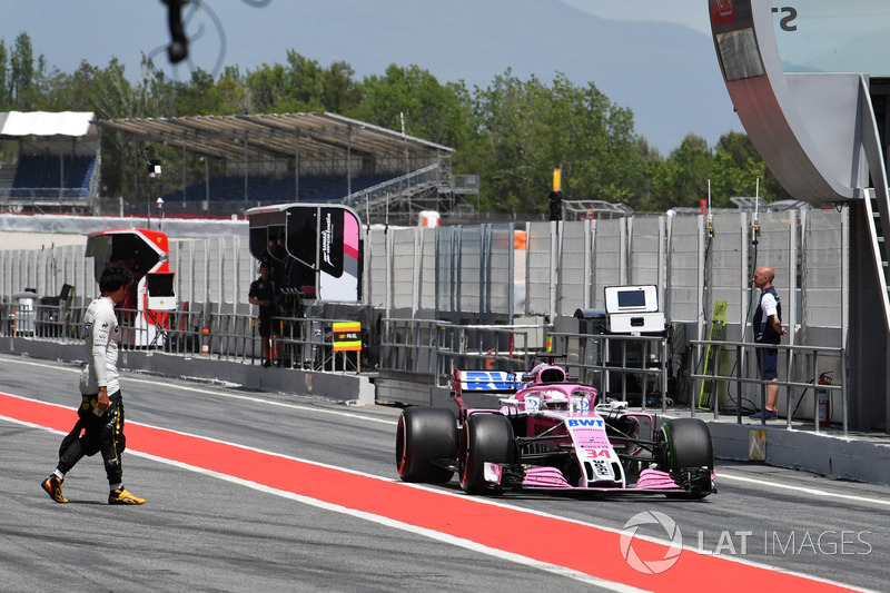 Carlos Sainz Jr., Renault Sport F1 Team and Nicholas Latifi, Force India VJM11