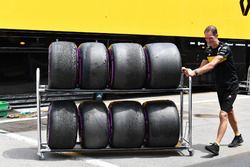 Un mécanicien Renault Sport F1 Team et des pneus Pirelli