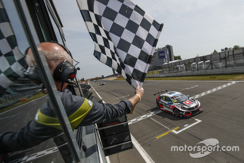 Race winner Esteban Guerrieri, ALL-INKL.COM Münnich Motorsport Honda Civic Type R TCR