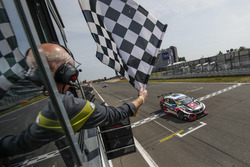 El ganador de la carrera Esteban Guerrieri, ALL-INKL.COM Münnich Motorsport Honda Civic Type R TCR