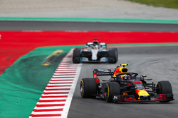 Макс Ферстаппен, Red Bull Racing RB14, и Льюис Хэмилтон, Mercedes AMG F1 W09