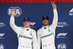 La première ligne : Valtteri Bottas, Mercedes AMG F1, et le poleman Lewis Hamilton, Mercedes AMG F1