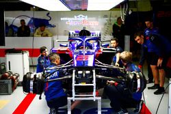 Механики Scuderia Toro Rosso и автомобиль STR13 Брендона Хартли