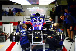 Toro Rosso mechanics work on the Brendon Hartley, Toro Rosso STR13, before the race