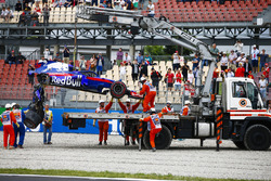 Marshals verwijderd de beschadigde auto van Brendon Hartley, Toro Rosso STR13, terwijl de versnellingsbak eraan hangt