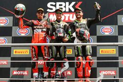 Podium : le vainqueur Jonathan Rea, Kawasaki Racing, le deuxième Chaz Davies, Aruba.it Racing-Ducati SBK Team, le troisième Tom Sykes, Kawasaki Racing