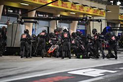 Romain Grosjean, Haas F1 Team VF-18, s'arrête au stand