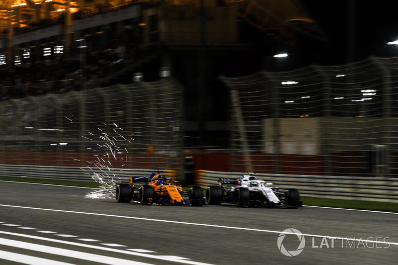 Fernando Alonso, McLaren MCL33 and Sergey Sirotkin, Williams FW41