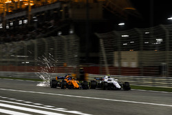 Фернандо Алонсо, McLaren MCL33, и Сергей Сироткин, Williams FW41
