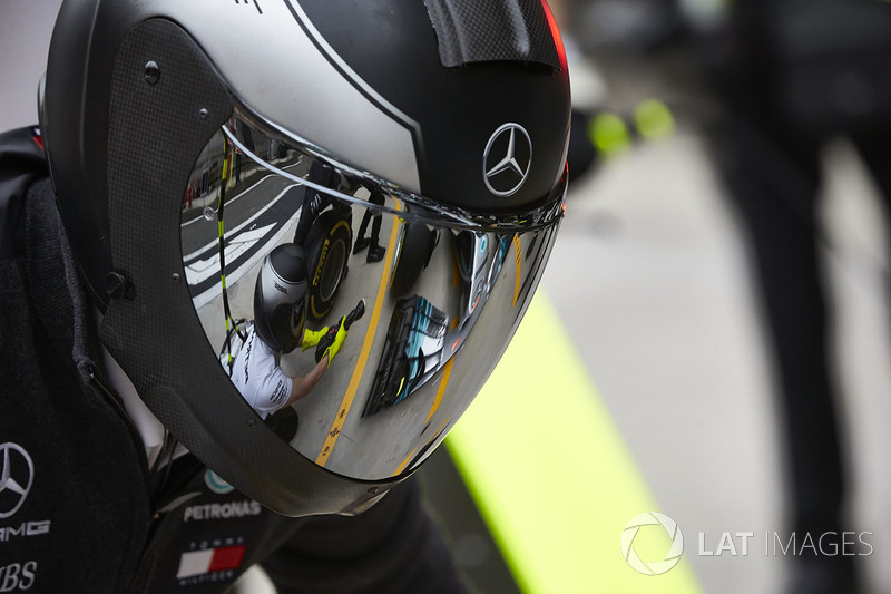 Il riflesso sulla visiera del casco di uno dei membri della pit crew Mercedes