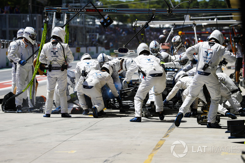 Felipe Massa, Williams FW40, in the pits