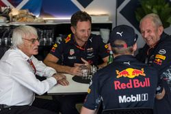 Bernie Ecclestone, in gesprek met Christian Horner, Red Bull Racing Team Principal, Max Verstappen,
