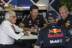 Берни Экклстоун, руководитель Red Bull Racing Кристиан Хорнер, гонщик Макс Ферстаппен и спортивный к