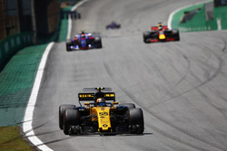 Carlos Sainz Jr., Renault Sport F1 Team RS17, Daniel Ricciardo, Red Bull Racing RB13