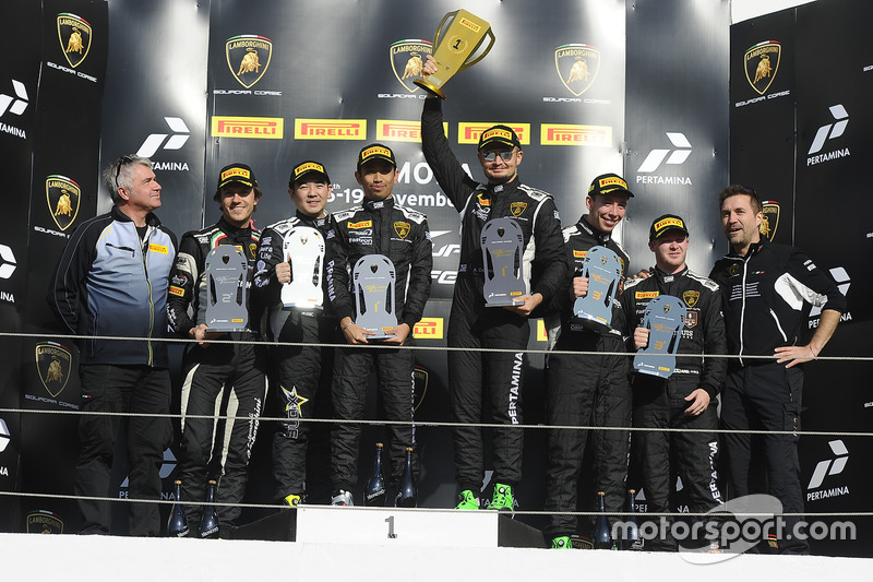 Podium Asia Pro : les vainqueurs Afiq Yazid, Kei Cozzolino, Clazzio Racing, les deuxièmes, Jack Bartholomew, Richard Goddard, FFF Racing Team, les troisièmes, Ben Gersekowski, Rory Collingbourne, Leipert Motorsport