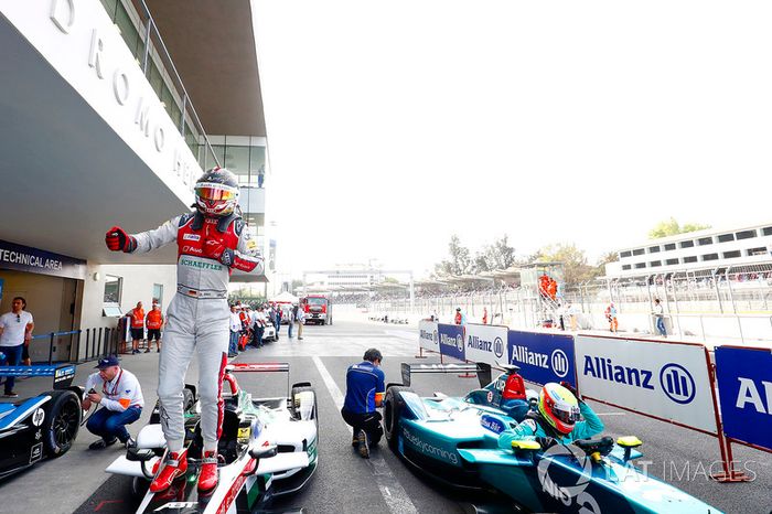 Daniel Abt, Audi Sport ABT Schaeffler, celebra después de ganar la carrera Oliver Turvey, NIO Formula E Team, sale de su coche