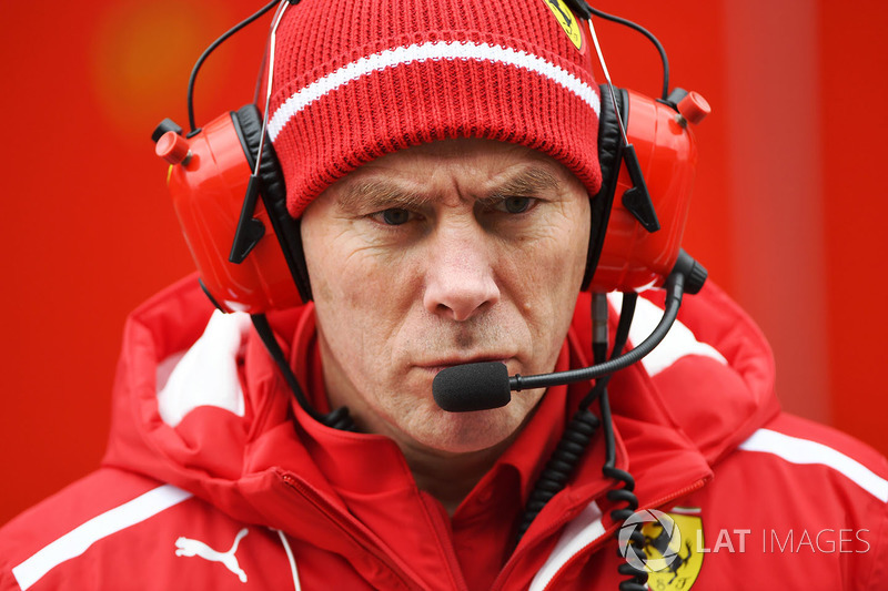 Jock Clear, Engenheiro-chefe da Ferrari observava tudo atentamente.