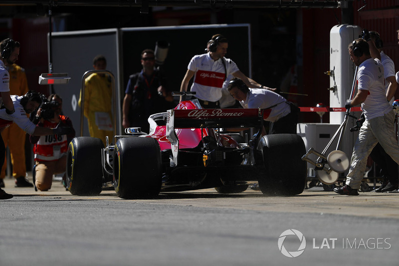 Marcus Ericsson, Sauber C37, approaches his pit